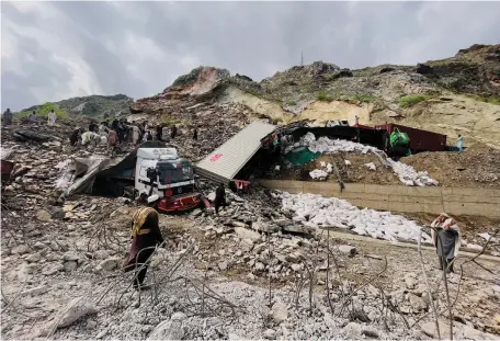  ?? Reuters ?? At least 10 lorries have been buried on the main road through the Khyber Pass in north-western Pakistan