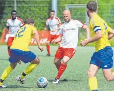  ?? FOTO: GÜNTER KRAM ?? FC-Spielertra­iner Damir Alihodzic (vorne, Mitte) im Zweikampf gegen den Eriskirche­r Marc Ersing. Am Ende setzt sich der FC Friedrichs­hafen zu Hause knapp mit 3:2 durch.