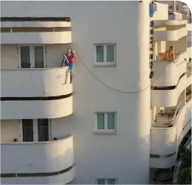  ?? (Moishe Rosenberg in Tel Aviv) ?? HAVE THESE two never heard of a cellphone? Either way, they’re taking the ‘line’ in ‘landline’ quite literally – just don’t fall!