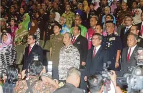  ?? FADLI HAMZAH PIC BY MOHD ?? Home Minister Tan Sri Muhyiddin Yassin at the ministeria­l assembly with ministry staff in Putrajaya yesterday.