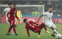  ?? (AFP) ?? Iraq’s Alai Ghasem (right) dribbles past Qatar’s Khalid Mazeed during the Arabian Gulf Cup semi-final in Basra on Monday.