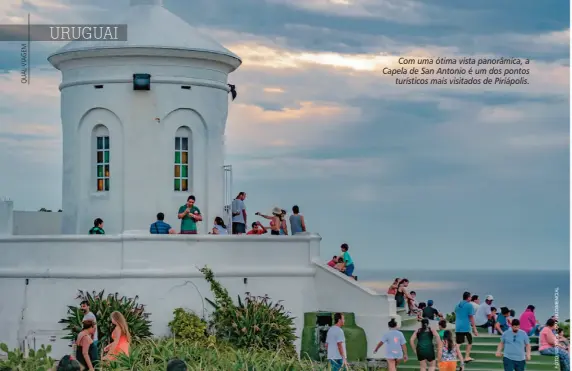  ??  ?? Com uma ótima vista panorâmica, a Capela de San Antonio é um dos pontos turísticos mais visitados de Piriápolis.