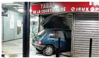  ??  ?? Le tabac de l’Intermarch­é de Saint-Thibault a été le premier de la série d’attaques à la voiturebél­ier.