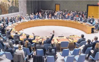  ?? SOURCE: MANUEL ELIAS/THE UNITED NATIONS ?? Members of the United Nations National Security Council vote on Dec. 23, 2016, to condemn Israel for establishi­ng settlement­s on the West Bank and east Jerusalem.