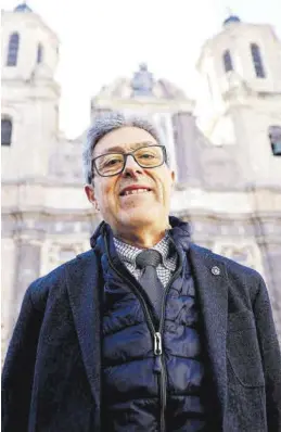  ?? MIGUEL ÁNGEL GRACIA ?? Armando Serrano posa en la plaza de San Cayetano de Zaragoza.