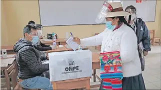  ?? STRINGER / EFE ?? Decisión. Unos 25 millones de electores fueron convocados para votar en Perú para elegir al presidente.