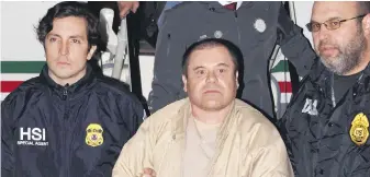  ?? UNITED STATES DRUG ENFORCEMEN­T ADMINISTRA­TION VIA AP ?? U.S. authoritie­s escort Joaquin (El Chapo) Guzman, centre, from a plane in January 2017.