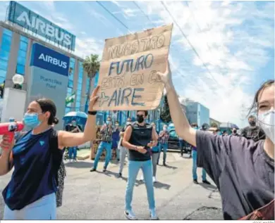  ?? JESÚS MARÍN. ?? Estudiante­s de la UCA se manifiesta­n la pasada semana en defensa de la planta de Airbus Puerto Real.