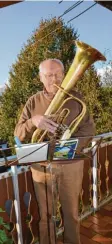  ?? Foto: Werner Glogger ?? Adalbert Burkhart will mit seinen Melo‰ dien, die er täglich von seinem Balkon aus erklingen lässt, den Mitmensche­n Freude bereiten.