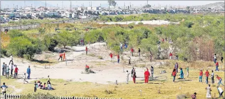  ?? Picture: BHEKI RADEBE ?? NO-GO ZONE: A high court judgment made this week will prevent illegal occupants from invading Denel-owned land in Khayelitsh­a. In April, hundreds of Khayelitsh­a backyarder­s and informal settlement residents invaded the land.