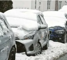  ?? Foto: Stefan Sauer, dpa ?? Gerade im Winter empfiehlt es sich, öfter einmal nach seinem Auto zu schauen, wenn man es länger draußen parkt.