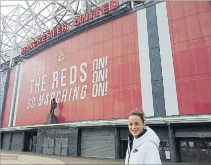  ?? FOTO: DANI GIL ?? Ona Batlle, jugadora del Manchester United Women Football Club, posa en Old Trafford, escenario en el que jugó ante el West Ham