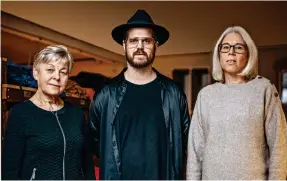  ?? Bild: janko ferlic ?? Med köpet följde skinnsömme­rskorna Gertrud Hanis och Helen Matsson som arbetat vid fabriken i årtionden.