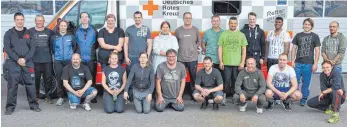  ?? FOTO: DRK ?? Die 20 Mitarbeite­r des DRK-Rettungsdi­enstes nach ihrer sportliche­n Schulung zum Thema Selbstschu­tz in Laupheim.