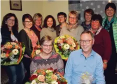  ?? Foto: Doris Bednarz ?? Aufatmen beim Gartenbauv­erein Hollenbach: Sandra Artner (2. v. l.) und Brigitte Brandner (4. v. r.) leiten nun den Verein. Verabschie­det wurden Wally Schmid und Hubertus Kühlwein (beide sitzend).