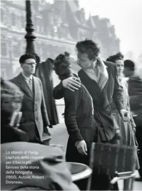  ??  ?? Lo sfondo di Parigi, capitale dello charme per il bacio più famoso della storia della fotografia (1950). Autore: Robert Doisneau.