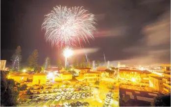  ?? Photo / Paul Taylor ?? New Year’s Eve fireworks at the Soundshell in Napier.