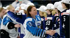  ?? FOTO: LEHTIKUVA/MIKKO STIG ?? Veteranen Riikka Sallinen skakade hand med de färska amerikansk­a världsmäst­arna efter finalen.