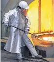 ?? FOTO: DPA ?? Ein Stahlarbei­ter bei Thyssenkru­pp in Duisburg.