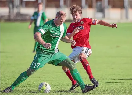  ?? GRANT MATTHEW/FAIRFAX NZ ?? Eltham’s Philip Oliver holds off Francis Douglas’ Benjamin Leary.