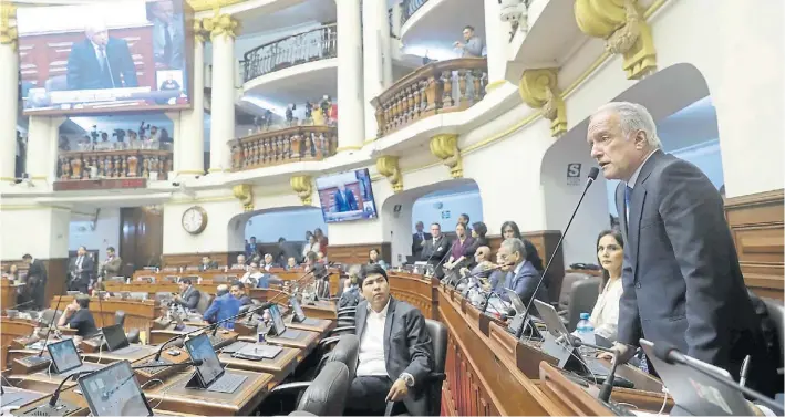  ?? EFE ?? Debate. Una imagen del Congreso peruano en Lima, ayer, al momento de votar por una reconsider­ación del pedido presidenci­al para adelantar los comicios generales.
