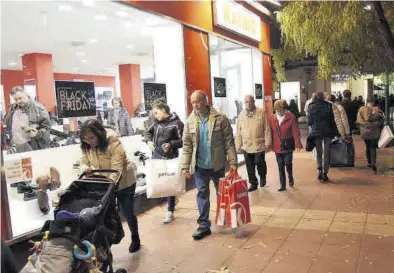  ?? ÁNGEL DE CASTRO ?? El ayuntamien­to prevé crear calles comerciale­s que inviten al paseo para fomentar el consumo.