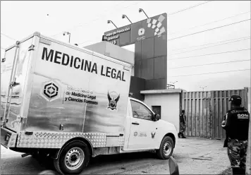  ?? Mario faustos / El COMERCIO ?? • A las 12:25, el vehículo de Medicina Legal ingresó a la cárcel regional de Guayaquil.