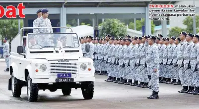  ??  ?? ZAHIRUDDIN melakukan pemeriksaa­n kawalan kehormat semasa perbarisan tahunan itu.