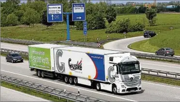 ?? Foto: dpa/B. Wüstneck ?? Überraschu­ng beim Überholen: , Meter länger als ein normaler Lkw sind die Mega-Transporte­r.