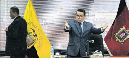  ?? ÁNGELO CHAMBA / EXPRESO ?? Resolución. El juez Miguel Jurado en la sala donde leyó ayer el auto de llamamient­o a juicio para los trece procesados por corrupción de Odebrecht.