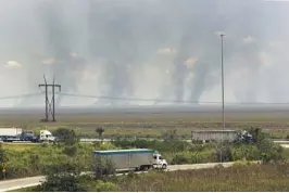  ?? MIKE STOCKER/SOUTH FLORIDA SUN SENTINEL ?? The view from US 27 looking east at brushfires Thursday in the Everglades. Three fires were out by Monday afternoon.