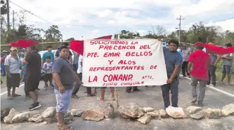  ?? CORTESÍA: CARLOS CAHUICH ?? Bloqueo en la carretera a Holbox afectó a unos 500 turistas