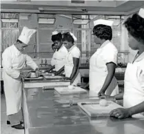  ?? TfL ?? Women at London Transport’s Baker Street canteen in 1968.