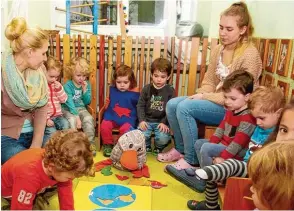  ?? Foto: Horst von Weitershau­sen ?? Interessie­rt beobachtet Zeitungsen­te Paula Print die Kinder im Montessori Kindernest mit ihrer Gruppen leiterin Carolin Wollner (link) und Betreuerin Antonella Princiotta beim Kontinente­nspiel.