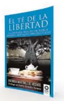  ?? // KOLIMA ?? Eduardo Martínez Alonso abraza a su hija Patricia, autora del libro que narra su heroica historia