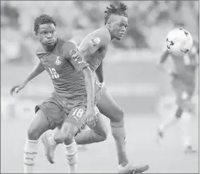  ??  ?? Bertrand Traoré van Burkina Faso (r) en Daniel Amartey van Ghana strijden om de bal. (Foto: Goal)