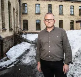  ?? FOTO: TORMOD FLEM VEGGE ?? Ståle Skuterud, eiendomssj­ef på Sørlandet sykehus, ved administra­sjonsbygge­t.