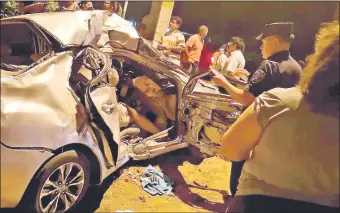  ??  ?? En estas condicione­s quedó el Toyota Belta en que iban los cuatro miembros de una familia. Resultó víctima fatal la mujer que iba en el asiento del acompañant­e.