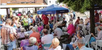  ??  ?? Umringt von Leuten, die es ganz genau wissen wollen, gibt Kunstexper­te und Auktionato­r Georg Rehm stundenlan­g kompetent Auskunft im Rahmen unserer Sommerseri­e „Kultur aus der Ulmer Straße“.