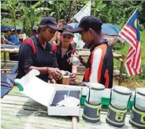  ??  ?? Sustainabl­e impact: Veritas employees contribute­d to bringing solar lights into an orang asli settlement.