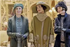  ??  ?? IL RITORNO DELLE CRAWLEY
Laura Carmichael con Elizabeth McGovern, 58 anni, e Michelle Dockery, 37, in Downton Abbey, nei cinema il 24 ottobre.