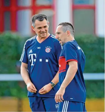  ??  ?? Zwei, die sich verstehen. Zumindest sprachlich. Bayerns neuer Co Trainer Willy Sagnol tauscht sich mit Franck Ribéry aus. Der nutzte den Sommerurla­ub, um Schläfe mit Rückennumm­er zu synchronis­ieren.