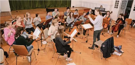  ?? RP-FOTO: WOLFGANG KAISER ?? Das Schulorche­ster des Kempener Thomaeums probt unter der Leitung von Sophia Wildner für die Aufführung der Mozart-Oper.