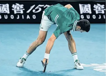  ?? /EFE. ?? En un arrebato de ira y frustració­n, Novak Djokovic azotó y rompió su raqueta contra la superficie, lo que le valió una advertenci­a de descalific­ación por parte del juez.