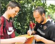  ??  ?? Auch in Dresden bei den Fans beliebt: Rico Benatelli beim Autogramms­chreiben.