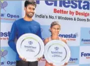  ?? HT PHOTO ?? S Vishwakarm­a and Mahak Jain with their trophies.