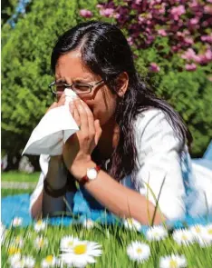  ?? Foto: Bodo Marks, dpa ?? Wenn die Nase juckt, greifen viele Allergiker zum Taschentuc­h. HNO Arzt Appenrodt empfiehlt eine Immunthera­pie als effektive Behandlung.