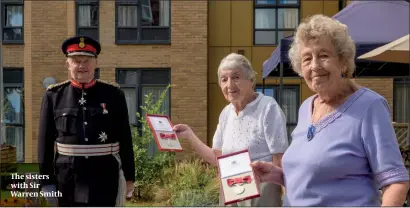  ??  ?? The sisters with Sir Warren Smith