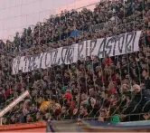  ?? GETTY ?? CROTONE-SAMPDORIA
Lo striscione esposto ieri in curva a Crotone dai tifosi calabresi «Oltre i colori R.i.p. Astori»