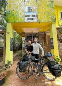  ?? ?? Por los lugares por los que ha pasado ha dejado huella. El mallorquín en un hotel de Goa con un empleado.